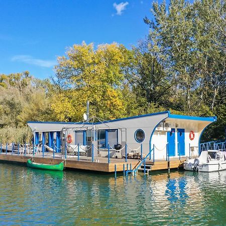 Ocarujuci Houseboat Na Dunaji ブラチスラヴァ エクステリア 写真