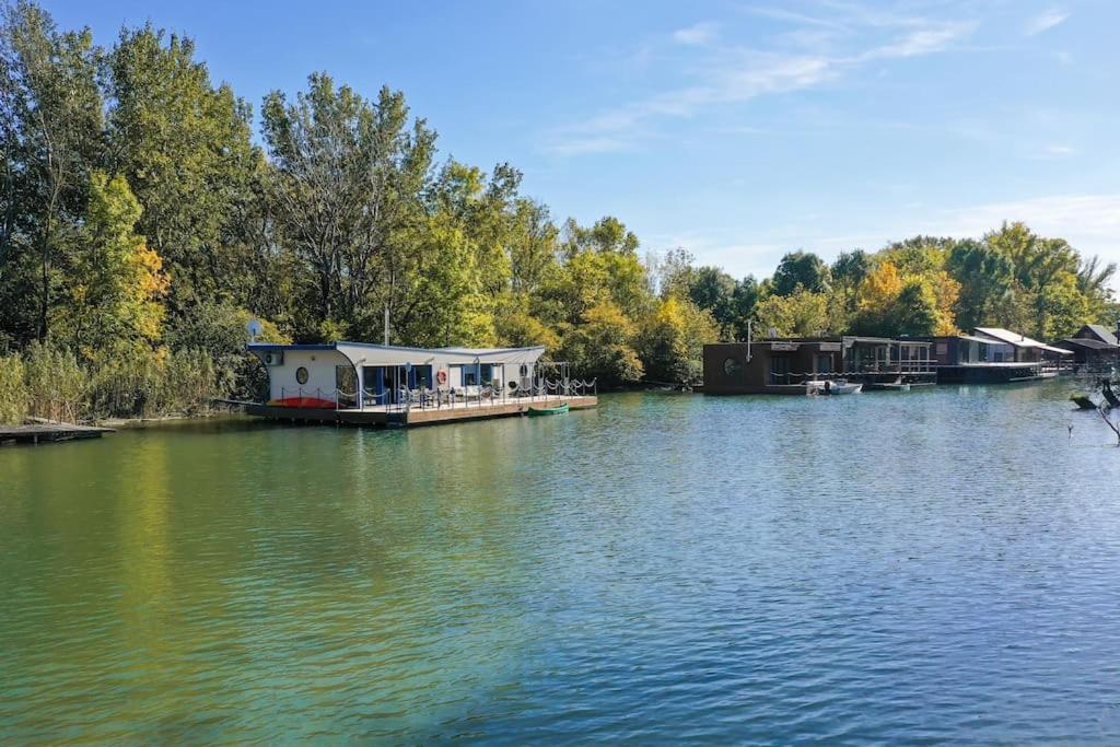 Ocarujuci Houseboat Na Dunaji ブラチスラヴァ エクステリア 写真