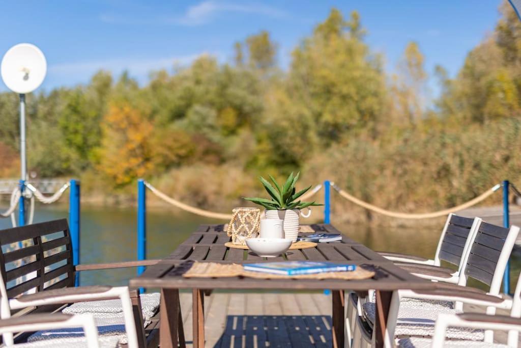 Ocarujuci Houseboat Na Dunaji ブラチスラヴァ エクステリア 写真