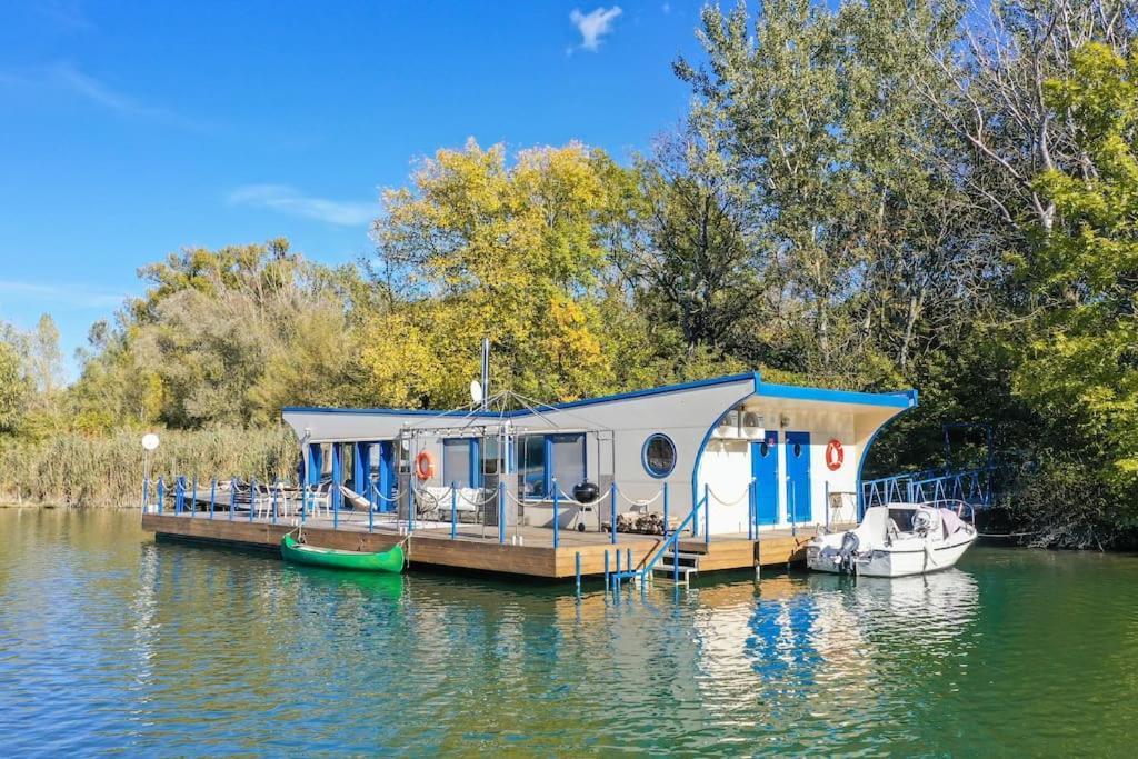 Ocarujuci Houseboat Na Dunaji ブラチスラヴァ エクステリア 写真