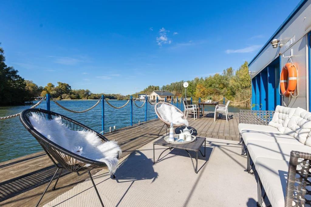 Ocarujuci Houseboat Na Dunaji ブラチスラヴァ エクステリア 写真