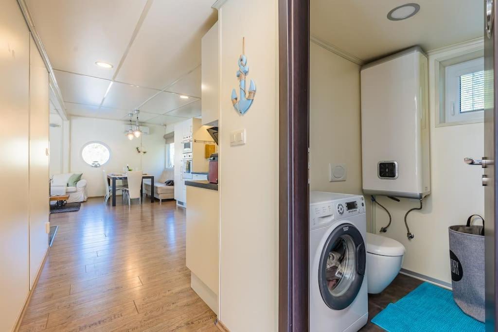 Ocarujuci Houseboat Na Dunaji ブラチスラヴァ エクステリア 写真