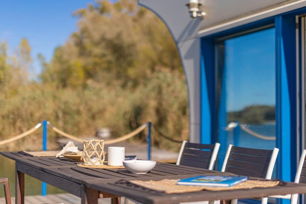 Ocarujuci Houseboat Na Dunaji ブラチスラヴァ エクステリア 写真