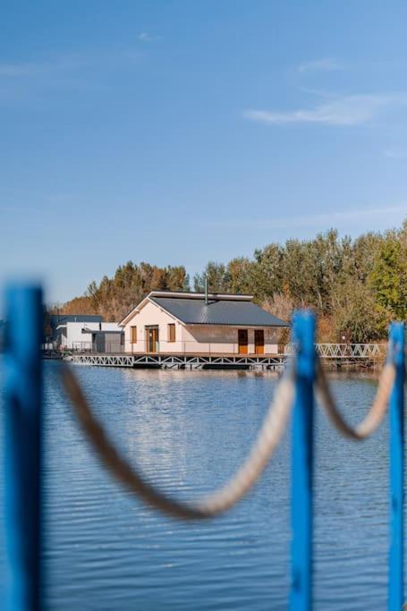 Ocarujuci Houseboat Na Dunaji ブラチスラヴァ エクステリア 写真