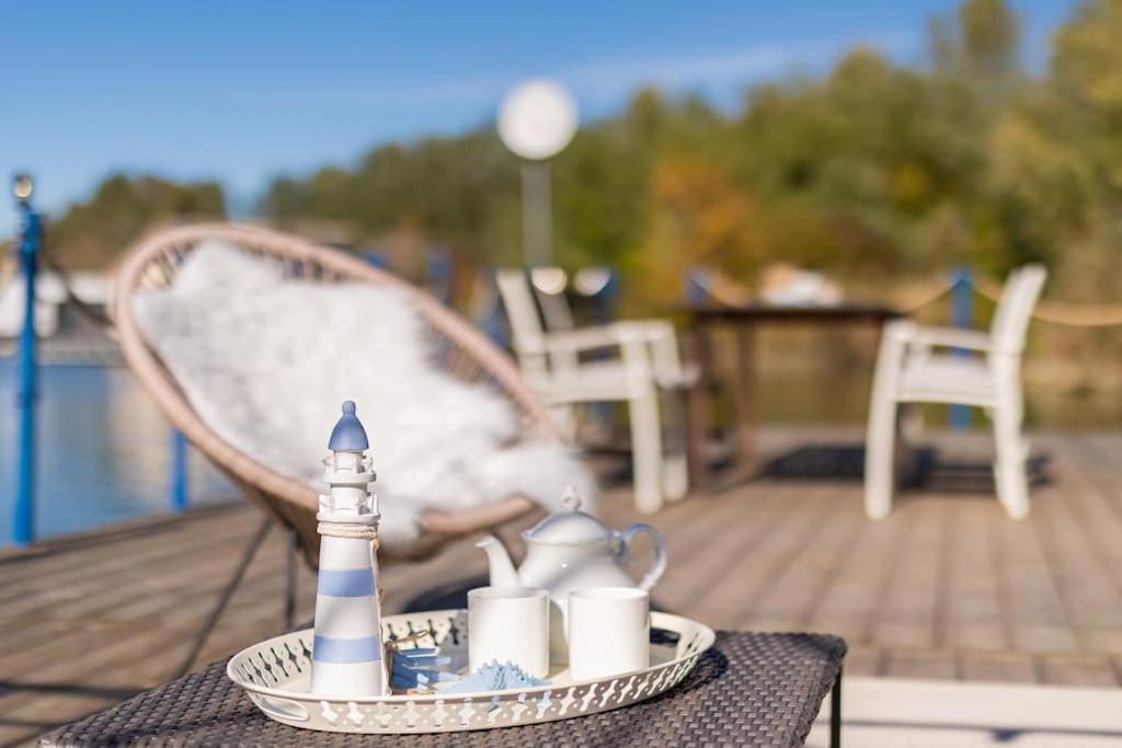 Ocarujuci Houseboat Na Dunaji ブラチスラヴァ エクステリア 写真
