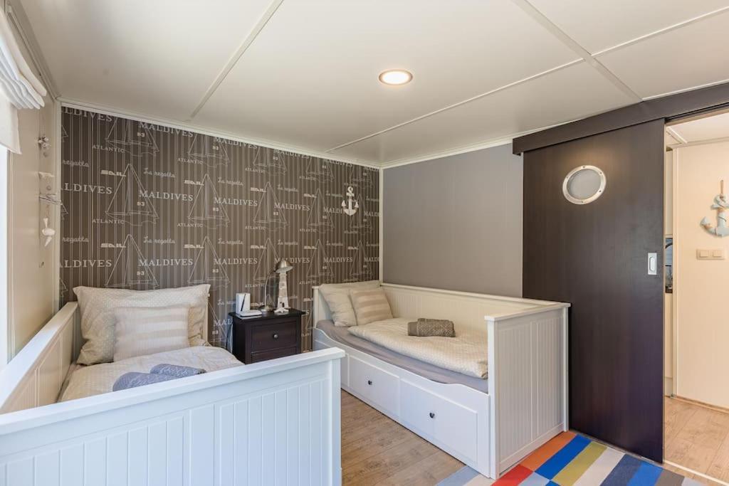 Ocarujuci Houseboat Na Dunaji ブラチスラヴァ エクステリア 写真