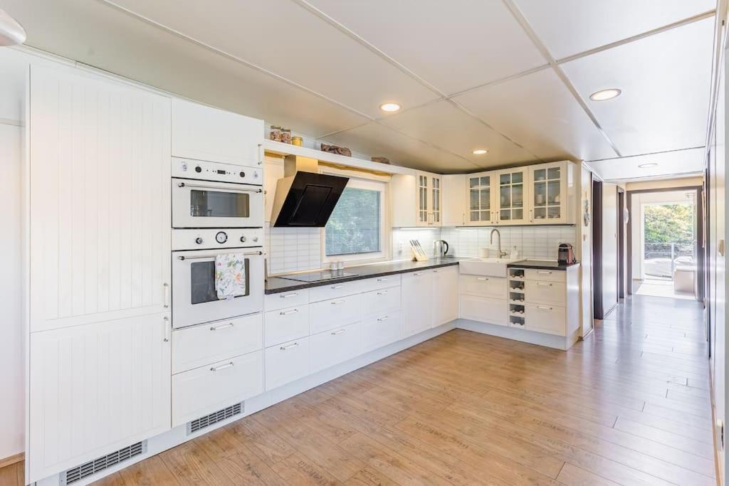 Ocarujuci Houseboat Na Dunaji ブラチスラヴァ エクステリア 写真
