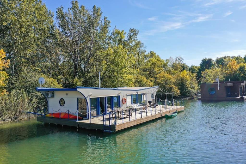 Ocarujuci Houseboat Na Dunaji ブラチスラヴァ エクステリア 写真