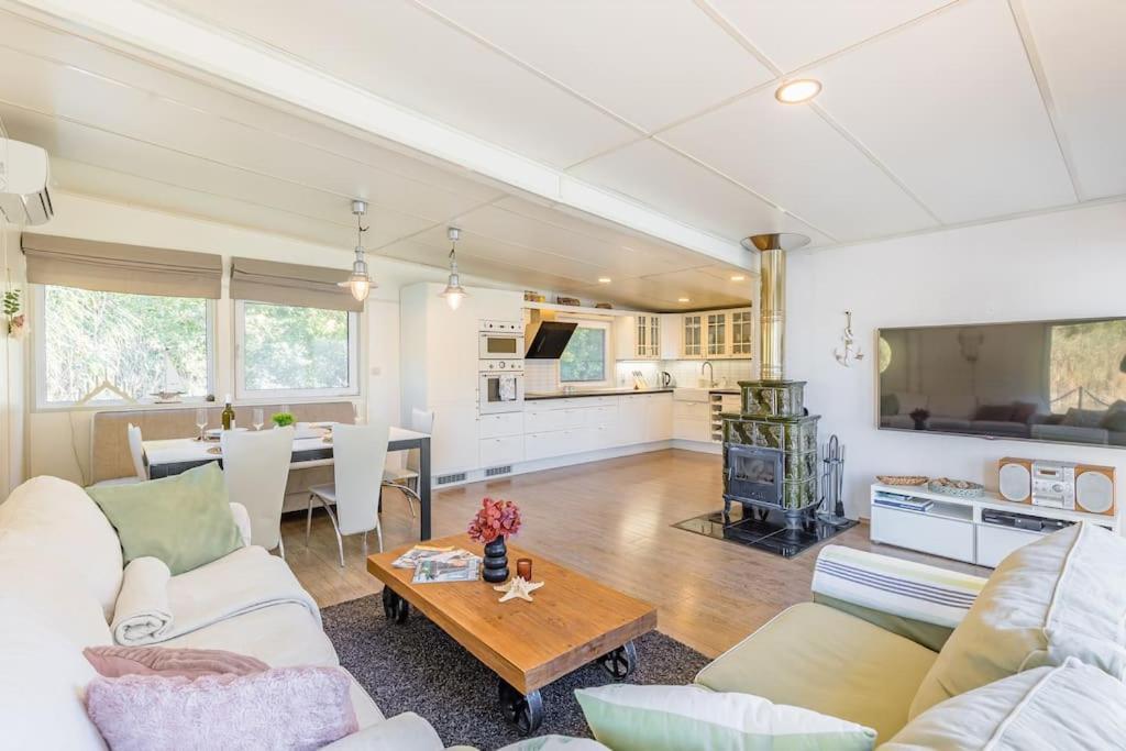 Ocarujuci Houseboat Na Dunaji ブラチスラヴァ エクステリア 写真