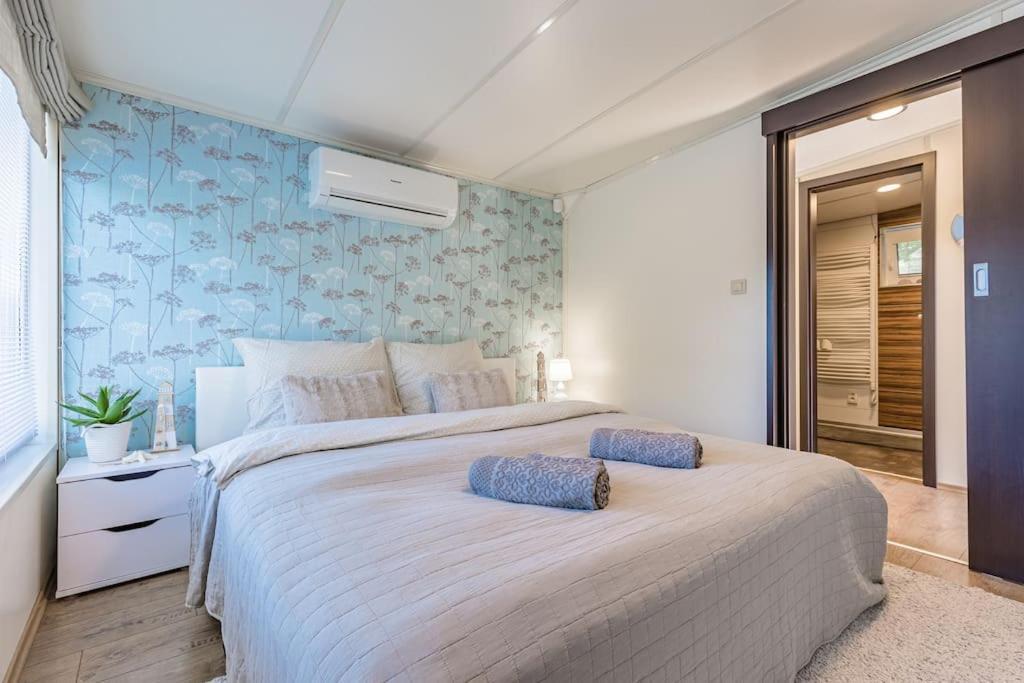 Ocarujuci Houseboat Na Dunaji ブラチスラヴァ エクステリア 写真