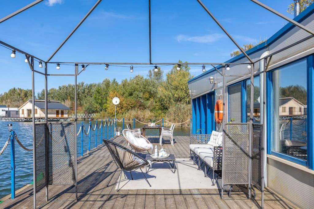 Ocarujuci Houseboat Na Dunaji ブラチスラヴァ エクステリア 写真