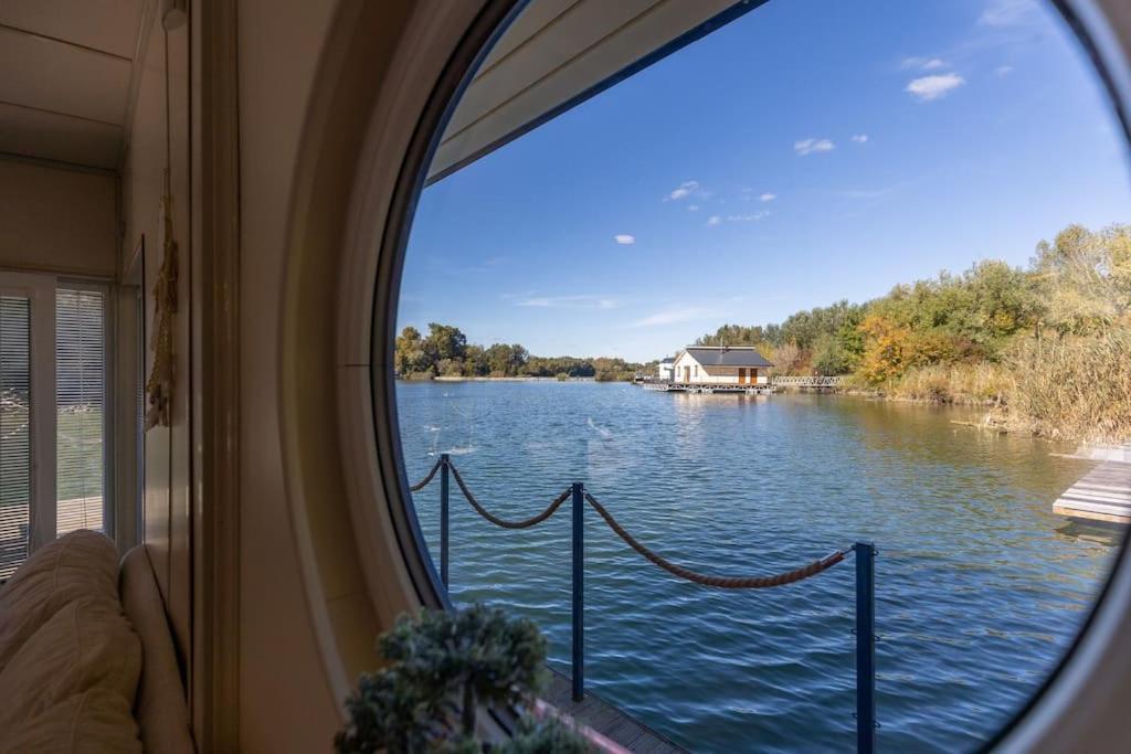 Ocarujuci Houseboat Na Dunaji ブラチスラヴァ エクステリア 写真