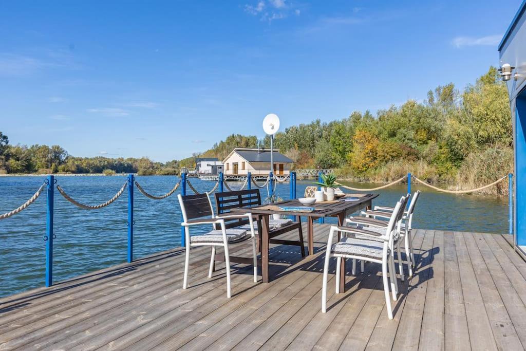 Ocarujuci Houseboat Na Dunaji ブラチスラヴァ エクステリア 写真