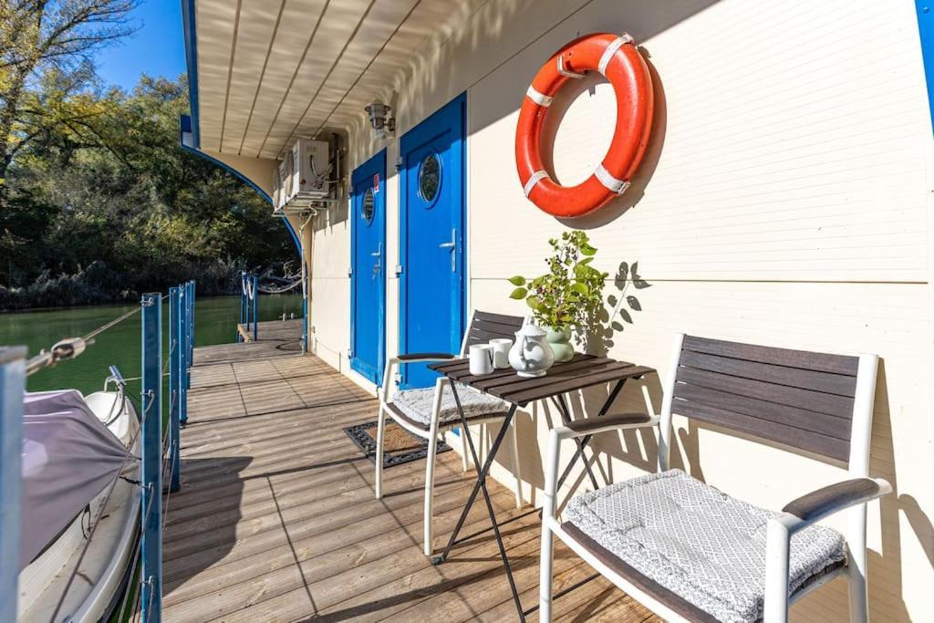 Ocarujuci Houseboat Na Dunaji ブラチスラヴァ エクステリア 写真