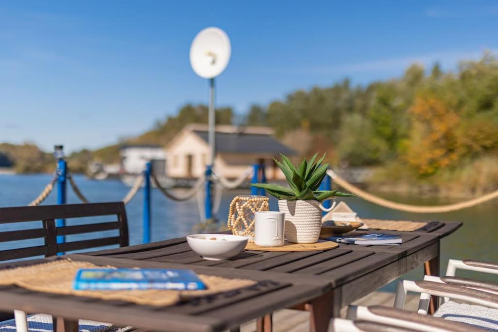 Ocarujuci Houseboat Na Dunaji ブラチスラヴァ エクステリア 写真