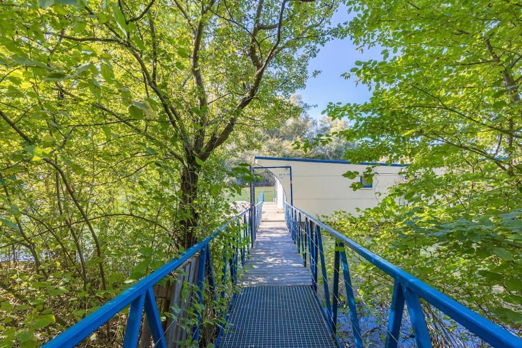 Ocarujuci Houseboat Na Dunaji ブラチスラヴァ エクステリア 写真