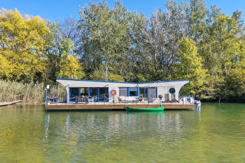 Ocarujuci Houseboat Na Dunaji ブラチスラヴァ エクステリア 写真
