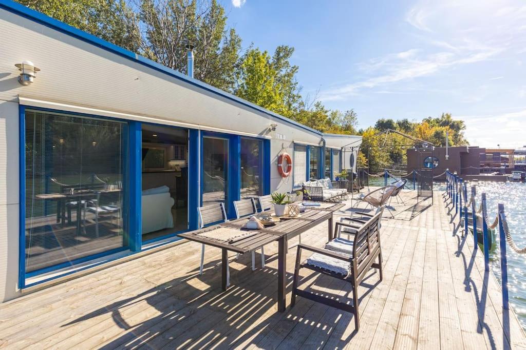 Ocarujuci Houseboat Na Dunaji ブラチスラヴァ エクステリア 写真