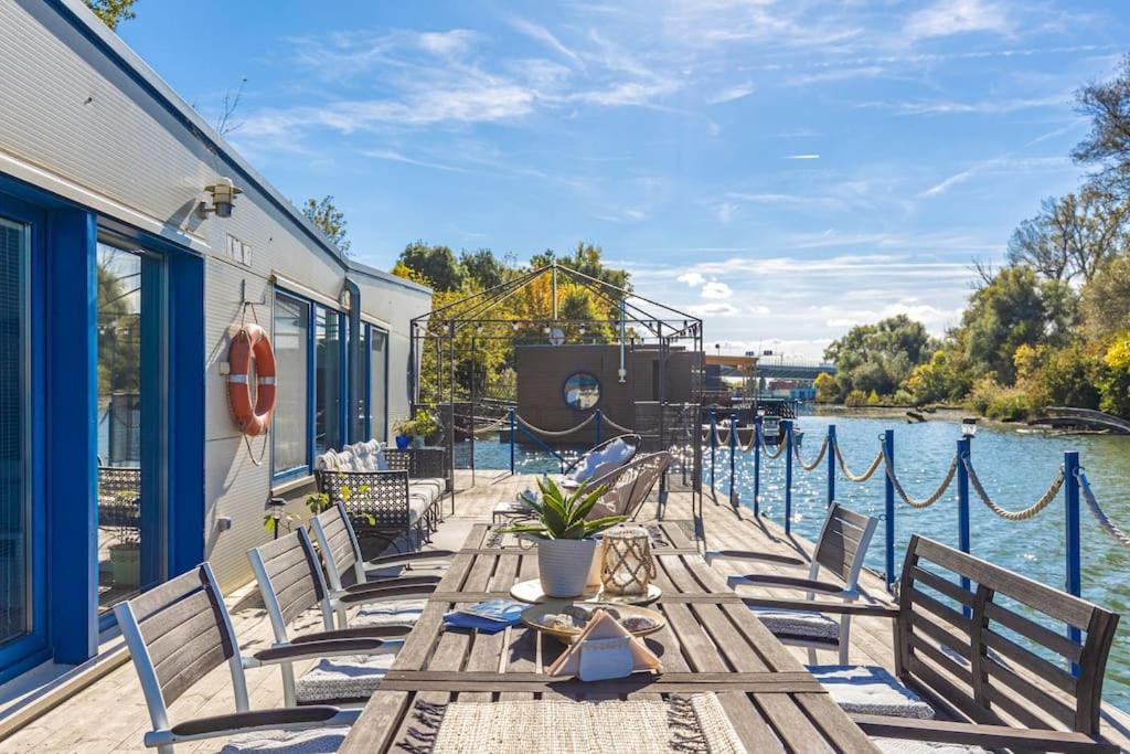 Ocarujuci Houseboat Na Dunaji ブラチスラヴァ エクステリア 写真