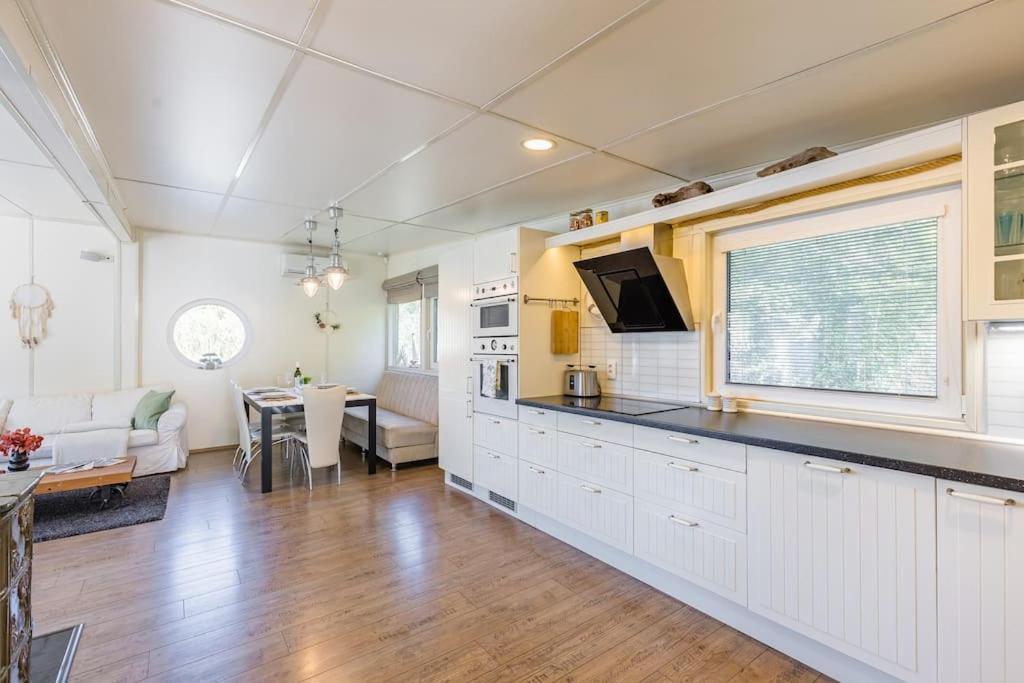 Ocarujuci Houseboat Na Dunaji ブラチスラヴァ エクステリア 写真