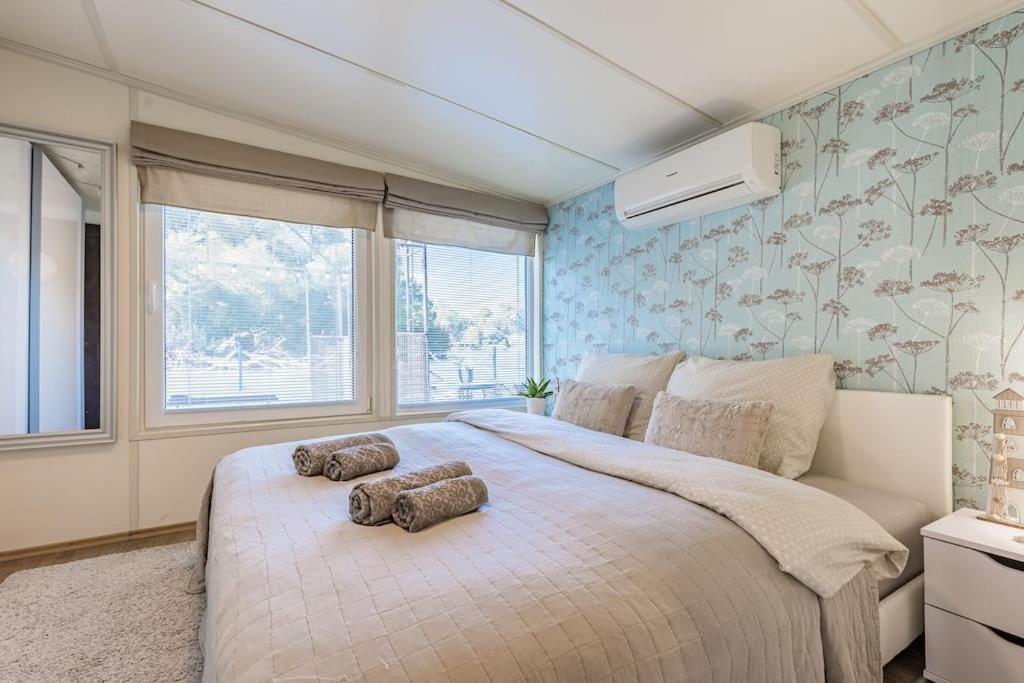 Ocarujuci Houseboat Na Dunaji ブラチスラヴァ エクステリア 写真