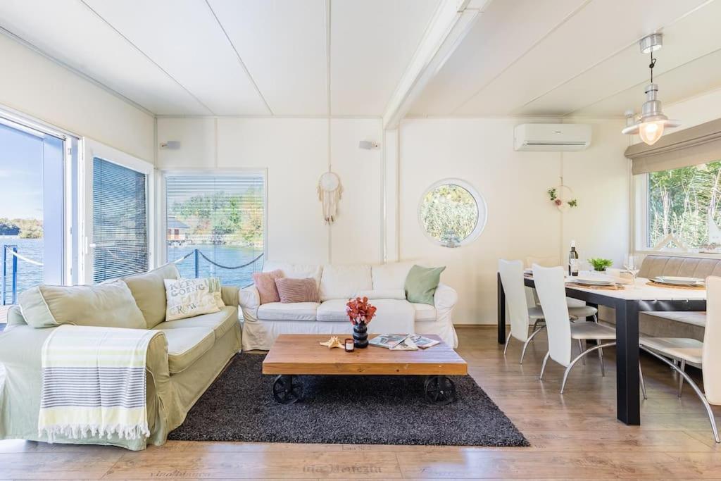 Ocarujuci Houseboat Na Dunaji ブラチスラヴァ エクステリア 写真