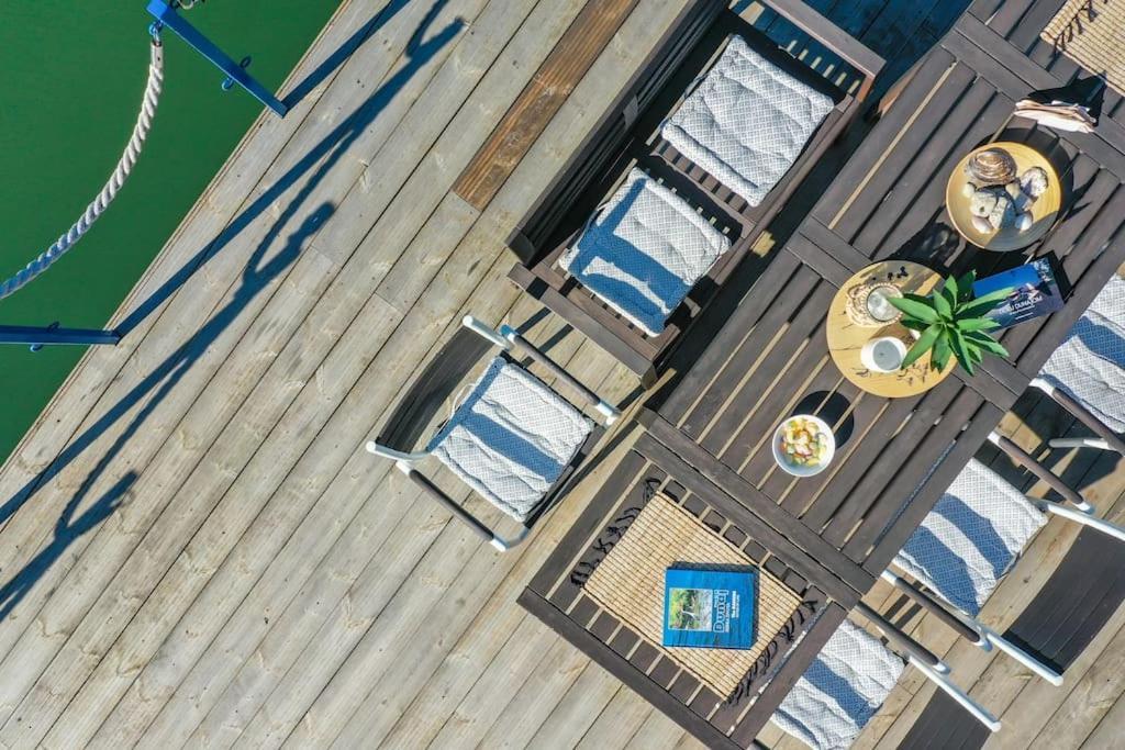 Ocarujuci Houseboat Na Dunaji ブラチスラヴァ エクステリア 写真