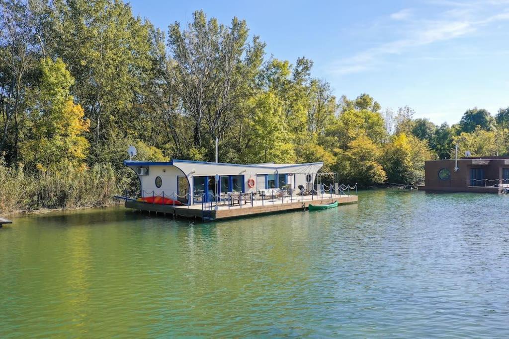 Ocarujuci Houseboat Na Dunaji ブラチスラヴァ エクステリア 写真